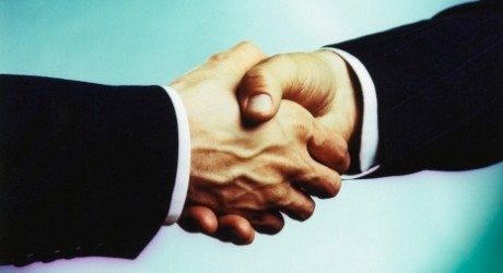 berjabat tangan dengan wanita tua